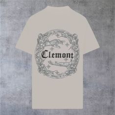 Eleva tu estilo diario con la Camiseta Clemont. Esta prenda combina la elegancia clásica con un diseño contemporáneo, ofreciendo una opción sofisticada y versátil para cualquier ocasión.