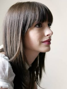 Image result for anne hathaway medium hair bangs Medium Straight Haircut, Medium Length Hair Straight, Straight Across Bangs, Straight Hair Cuts, Nice Hair, Long Hair Girl, Anne Hathaway, 인물 사진, Cortes De Cabello