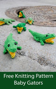 crocheted baby gators sitting on the ground with text overlay that reads free knitting pattern for baby gators