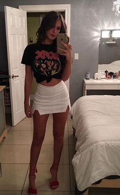 Bar Outfit Night Skirt, Party Outfits Night Casual, Girls Night Out Outfit Ideas Bar, Betsy Alvarez, Bar Outfit Ideas, Casual Bar Outfits, 21st Birthday Outfits, Bar Outfits, Party Outfits Night