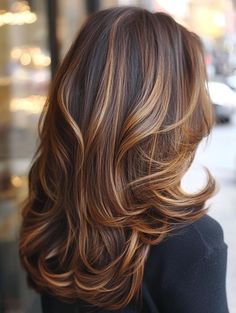 Autumn Mid Length Hair, Medium Caramel Balayage, Caramel Highlights With Dark Brown Hair, Dark Brunette Hair With Caramel Highlights, Warm Highlights On Brown Hair, Highlights Brown Hair Layers, Warm Brown Balayage Caramel, Brown Hair Highlights Caramel