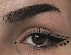 "Oh Christmas brow, oh Christmas brow, how lovely are your arches... Cute Eye Makeup, Graphic Makeup, Swag Makeup, Makijaż Smokey Eye, Emo Makeup, Eye Makeup Designs, Dope Makeup, Edgy Makeup, Makeup Eye Looks