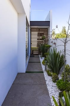 Walkway menuju pintu Beautiful Gardens Landscape, Garden Decoration Ideas, Modern Exterior House Designs, Side Garden, Modern Backyard, White Stones, Outdoor Gardens Design