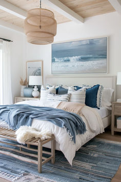 fresh bedroom design Beachy Guest Room, Beach Condo Bedroom Ideas, Beach Style Room Bedrooms, Beachy Bedroom Inspirations, Coastal Chic Apartment, Costal Guest Bedrooms, Beachy Interior Design Bedroom, Airbnb Decor Room Ideas Beach, Coastal Teenage Girl Bedroom