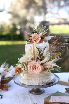 two tiered cake with flowers on top and the words 2 floor cake flower above it