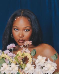 Flower Graduation Photoshoot, Iconic Black Women Photos, Graduation Pictures Artist, Black Women Flower Photoshoot, Natural Birthday Photoshoot, Soft Glam Photoshoot Black Women, Flower Photoshoot Birthday, Flowers Photo Shoot Ideas, Pearls On Face Photoshoot