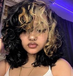 Short Curly Hair Dye Ideas, Skunk Hair Curly, Color Block Hair, Two Toned Hair, Dyed Curly Hair, Highlights Curly Hair, Blonde Curly Hair, Hair Streaks, Dyed Hair Inspiration