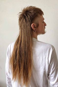 Super Long Straight Mullet Hairstyle for Men Check more at https://buzgru.com/super-long-straight-mullet-hairstyle-for-men/ Short Curly Mohawk, Modern Mullet Haircut, Mullet Haircuts, Viking Haircut, Mullet Fade, Mohawk Mullet, Monochrome Makeup Look, Modern Mullet