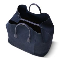 Practical and stylish, this oversize weekender bag is ideal for a getaway. Expertly made to the highest standards in Florence, Italy, it has shoulder straps or a longer detachable strap can be used for ease of transport. Dry Brush, Florence Italy, Bag Bag, Leather Mini, Weekender Bag, Nappa Leather, Sales Gifts, Bag Making, Inside Pocket