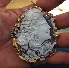 "Spectacular Cammeo Original and Genuine This is a beautiful cameo has been worked entirely by hand. Of course it was traditionally worked from an old engraver.  I would like to point out some peculiarities of cameo - The processing is very clean, the face of the woman is beautiful and has no imperfections. - The quality of the shell \"Sardonyx\" is the first choice. Just see the White and Brown High in the background (really very beautiful to see). Another look to have done to the SET. The jewe Collectible Art Nouveau Carved Jewelry, Art Nouveau Oval Cameo Jewelry, Art Nouveau Cameo Jewelry Gift, Gold Cameo Jewelry In Art Nouveau Style, Exquisite Cameo Jewelry For Gift, Exquisite Cameo Wedding Jewelry, Blind Goddess, Goddess Pendant, Pendant Brooch