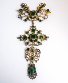 Spanish breast cross, vegetable roleos in golden silver, has two contrasts of the goldsmith. Origin Spain Age s.XVII or XVIII defects , welds , lack of golden bath for some parts, lack of green glass.Please look at photos to see the state.Thank you Approximate measurements,Length 9.5cm. Wide loop 4.5cm,cross 3.5cm. Coral Drop Earrings, Unique Brooch, 18k Gold Chain, Diamond Brooch, Brooches Handmade, Gold Chain Necklace, Rose Cut Diamond, Hand Designs, Green Glass