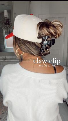 How To Style Hair With Trucker Hat, Baseball Cap Swimsuit Outfit, Womens Hat Hairstyles, Hairstyles With Trucker Hat, How To Wear Trucker Hats For Women, Hair Clip With Hat, Hat Claw Clip Hack, Trucker Hat Hairstyles Long Hair, Claw Clip Hat Hairstyles