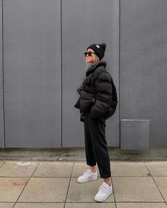 Puffer Jacket Outfits, Coat Inspiration, Puffer Jacket Outfit, Look Adidas, Winter Outfits Cold, Look Retro, Cold Outfits, Puffy Coat