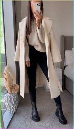 Winter Fashion Outfits Casual, Outfit Chic, Beige Coat, Cold Outfits, Looks Street Style, Mode Inspo, Looks Chic, Autumn Outfit, Fall Fashion Outfits