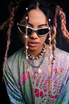 13 Trendy Festival Hairstyles for Coachella and More in 2024 - Fashion Tips Tricks Braid In Hair, Hip Hop Hair, Master Of Disguise, Rave Fits, Festival Outfits Rave, Rave Accessories, Daisy Love