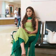 😙 Jennifer Winget Outfits, Green Suits Women Indian, Indian Kurti Designs, Salwar Designs, Casual Indian Fashion, Long Kurti Designs, Pakistani Dresses Casual, Salwar Kamiz, Traditional Indian Outfits