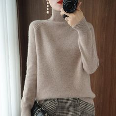 Brand Name:NoneMaterial:WoolMaterial:AcrylicOrigin:CN(Origin)Season:WinterMaterial Composition:10%-29%Pattern:Solid colorSource type:SpotProduct category:Sweaters, knitwearContent of main fabric components:10%-29%Whether it is in stock:yesSize.:S,M,L,XL,XXLSource of master map:There are models in the real pictureLayout:Straight tube typeContent of main fabric component 2:30%-50%Style type:Fresh and sweetMain fabric composition 2:Acrylic.Combination form:Single-piece setsCollar type:High collarSt Camel Sweaters, Cashmere Sweater Women, Comfortable Sweater, Estilo Chic, Loose Pullover, Cashmere Jumper, Womens Turtleneck, Jeans Casual, Knitting Women Sweater