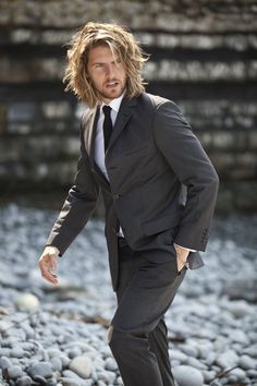 Man With Long Hair, A Man In A Suit, Man In A Suit, Mens Hairstyles Medium, Mens Hairstyles Thick Hair, Men's Long Hairstyles, Short Hairdos, Corte De Cabelo Masculino