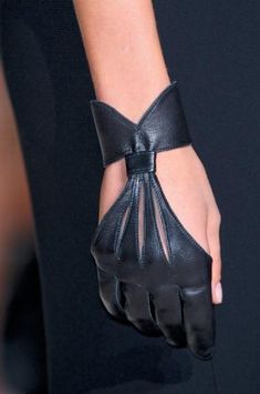 Fashion Gloves, Black Leather Gloves, Fantasy Clothing, Fantasy Fashion, Mode Vintage, Character Outfits, Fashion Mode, Mode Inspiration, Mode Style