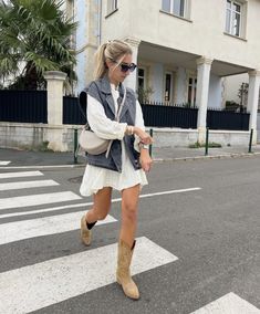 Beige Cowboy Boots Outfit Summer, Western Boots Office Outfit, Sand Cowboy Boots Outfit, Beige Boots Outfit Summer, Boho Cowboy Boots Outfit, Botas Cowboy Mujer Outfit, Cream Cowboy Boots Outfit, Beige Cowboy Boots Outfit