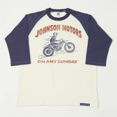 This latest addition to the Toys McCoy ‘Johnson Motors’ boasts a standard fit, and classic mid-century baseball detailing. With a contrast paneling and raglan sleeve design, this tee certainly stands out from the crowd, and offers a fabric woven on vintage sinker knitting machines, to ensure that the quality sits above all other brands. The front graphic depicts an intrepid rider ascending up a hill, while the perfectly aged vintage style text on the back adds heritage punch. Standard fit 100% c Graphic Baseball Tee, Vintage Raglan Tee, Vintage Baseball Tshirts, Vintage Baseball Shirt, Vintage Baseball Tee, Vintage Tshirt Design, Baseball Graphic Tees, Western Fits, Baseball Tshirt