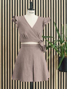 Women's top and skirt set in sand linen. Flared, skater-style skirt above the knee, with a pleat in the front and another in the back, has a cotton lining and closes with an invisible zipper and hook and eye on the left side. Short wrap top with a waistband that closes on the side with a bow. It has two ruffles on each shoulder and small pleats under the chest. Handmade from top quality linen with OEKO-TEX certification. Formal Skirt And Top, Linen Two Piece Set, Above The Knee Skirt, Knee Skirt, Formal Skirt, Skirt And Top Set, Knee Skirts, Skirt And Top, Handmade Clothing