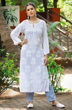 White Chikenwork Kurti Outfit, White Chikenwork Kurti, White Kurti Designs Latest, White Kurti Outfit Jeans, White Chikankari Kurta Styling, White Chikankari Kurta With Jeans, Modern Kurta Designs Women, Chikankari Kurta With Jeans, Chikenwork Kurti Design