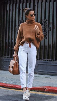 Witte Jeans Outfit, Mode Over 50, White Jeans Outfit, Outfit Chic, Turtle Neck Sweater, Mode Inspo, 가을 패션, Brown Sweater, White Pants