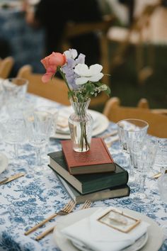 I love all the details and elements of this tablescape for this gorgeous spring wedding. A few vibrant florals mixed with a floral tablecloth, crystal glassware and books as a centerpiece. All adorned with gold accented frames as name places paired with gold cutlery. Luxury Library, Book Wedding Centerpieces, Tablecloths Wedding, Floral Tablecloths, Crystal Book, Name Places, Book Centerpieces, Vibrant Florals, Gold Cutlery