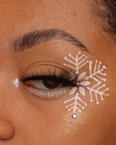 graphic eyeliner Christmas Inspired Eye Makeup, Makeup Noel, Snowman Makeup, December Makeup, Cold Makeup