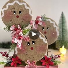 hermoso centro de mesa Navideño con Galletas de Jengibre | By Recicla Y Crea -SuchaDiy- | Facebook Gingerbread Diy, Gingerbread Crafts, Christmas Village, Christmas Printables, Christmas Decor, Christmas Diy, Gingerbread, Christmas Crafts, Christmas Decorations