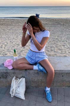 Styling Sambas Woman, Adidas Girl Aesthetic, Spezials Adidas Outfit, Adidas Summer Outfit, Camp Fits, Choose Outfit, Adidas Gazelle Blue, Adidas Gazelle Outfit, Adidas Spezials