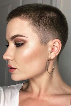 #hairdare Fade Haircut Women, Short Fade Haircut, Women Pixie Cut, Super Short Haircuts, Haircut Types