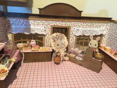 a doll house is set up to look like it has some food on the table