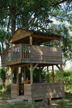 a tree house built into the side of a tree