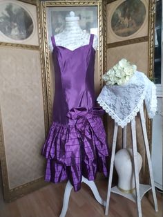 Beautiful, flapper vintage ball gown ballet dress petticoat dress made of taffeta from around 1990s, large bow in front, magical color lilac to violet, underskirt with flounce, voluminous .. so magical, something for a real princess. At the back a 40 cm zipper, size: 36. Length approx. 103 cm (with straps), waist approx. 74 cm, bust approx. 83 cm. Condition used for its age, no signs of wear - see photos. Sale without other decoration. Lilac Gown, Vintage Ball Gowns, Real Princess, Ballet Dress, Wedding Dress Sizes, Ball Gowns Wedding, Ball Gown Wedding Dress, Gown Wedding Dress, Ball Dresses