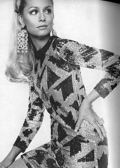 Legendary 60s British photographer captured all-Americans Lauren Hutton in Geoffrey Beene's geometric squined t-shirt dress. US Vogue October 1967. Estelle Lefébure, Patti Hansen, Jean Shrimpton, Jacqueline Bisset, David Bailey, Lauren Hutton, Fashion 1960s, Natalia Vodianova, Lily Aldridge