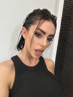 Wet Look Hair, 사진 촬영 포즈, Penteado Cabelo Curto, Wet Look, Wet Hair, Pretty Makeup, Aesthetic Hair, Aesthetic Makeup, Microblading