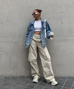 Cargo Outfit, Looks Jeans, Jean Jacket Outfits, Denim Jacket Outfit, Cargo Pants Outfit, Mode Casual, Looks Street Style, Streetwear Fashion Women, Mode Inspo