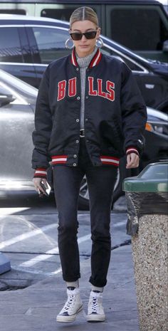 Chicago Bulls Ropa, Hailey Baldwin Street Style, Varsity Jacket Outfit, Bucket Hat Outfit, Italian Summer Outfits, Chunky Turtleneck, Jacket Outfit Women, Rolled Up Jeans, Jean Jacket Outfits