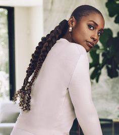 Explore the top Natural Hair styles of 2024. Embrace your unique curls and texture with these inspiring and beautiful looks. Corporate Ponytail, Professional Afro Hairstyles, Issa Rae Braids, Issa Rae Insecure Hairstyles, Issa Rae Style, Issa Rae Hairstyles, Black Hair Inspiration, Haute Hair, Issa Rae