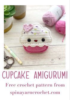 crochet cupcake amigurum pattern with text overlay