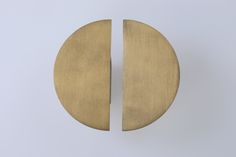 two pieces of wood are shown in the shape of a circle