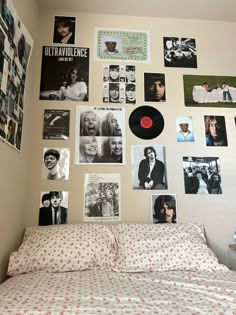 #walldecor Cuartos Cute, Harry Styles Room, Bedrooms Decorations, Vs Models Aesthetic, Vintage Aesthetic Room, Army Room Decor, Army Room, Aesthetic Room Ideas, Poster Decoration