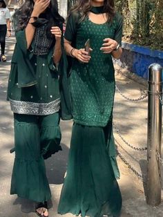 Eid Indian Outfits, Long Dress Style Casual, South Asian Dresses Traditional Clothes, Dark Green Indian Dress, Desi Fit Aesthetic, Desi Fancy Dresses, Pakistani Fashion Aesthetic, Desi Traditional Dress, Desi Shaadi Vibes