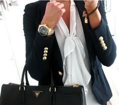 Bow blouse, navy blazer, gold buttons. Preppy fabulousness. Human Services, Looks Chic, 가을 패션, Mode Vintage, Black Blazer