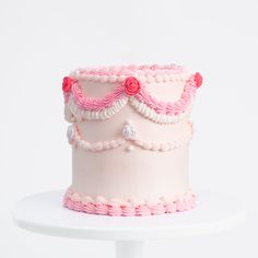 Sweet Pink Vintage Cake with pink buttercream frosting swirls. Pink Vintage Cake, Cake Transport, White Cookies, Vintage Birthday Cakes, Black And White Cookies, Vintage Cakes, Cake Banner, Custom Desserts, Bakery Box