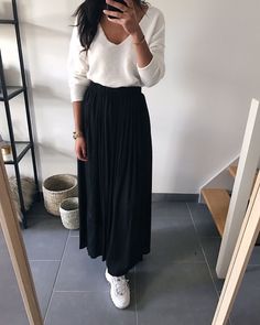 • Jupe longue plissée noire / 32€90 Idée de look: portez-là avec un petit pull blanc et une paire de basket Outfit Jupe, Outfits Juveniles, Casual Attire For Women, Expensive Clothes, Pleated Long Skirt, Black Pleated Skirt, Blazer Outfits, Fashion Mode