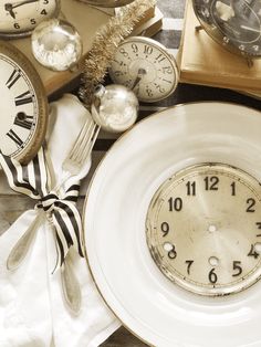 place setting with white plate and vintage clock face on top vintage clocks for centerpiece of table New Years Ideas, Wall Clock Decor Ideas, Clock Decor Ideas, January Decor, Silver Wall Clock, Wall Clock Decor, Clock Collection, Game Night Parties, White Linen Napkins