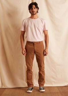 Nuestros pantses chinos combinan comodidad y estilo. Cuentan con un corte clásico, tiro mid y bota recta. Son la opción perfecta para utilizar todos los días tanto formal como informal. Color ocre. 98% algodón 2% elastano. Cuatro bolsillos. Bota recta. Ochre Color, Chino Pants, Chinos Pants, Casual Wear, Trousers, Boots, Pants, How To Wear, Color